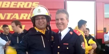 Roberto "Pipo" Cuello junto al Jefe del Cuartel, Marcelo Taboada, en la celebración del Día del Bombero en el año 2019. (Foto: gentileza Roberto Cuello para VíaCarlosPaz).
