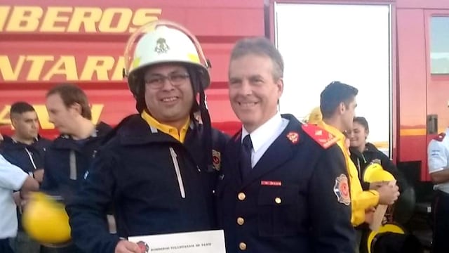 Roberto "Pipo" Cuello junto al Jefe del Cuartel, Marcelo Taboada, en la celebración del Día del Bombero en el año 2019. (Foto: gentileza Roberto Cuello para VíaCarlosPaz).