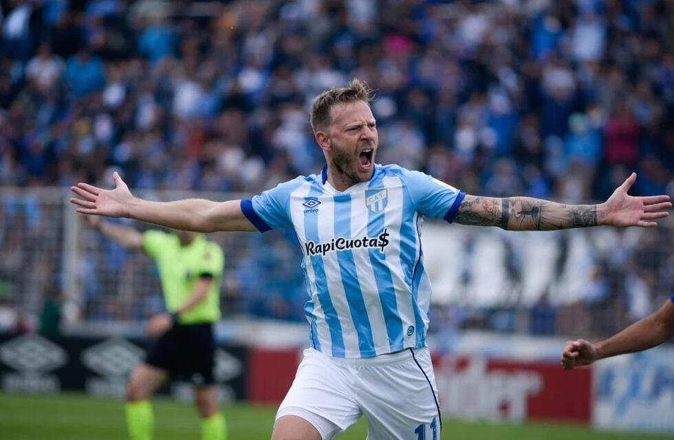 El “Polaco” Menéndez: un doblete y una roja para que Atlético Tucumán vuelva a la cima