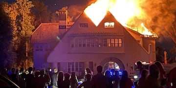 Vecinos del predio de Funes se reunieron en el lugar durante el operativo de los bomberos.