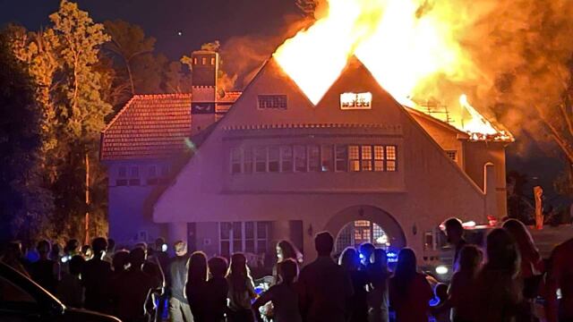 Vecinos del predio de Funes se reunieron en el lugar durante el operativo de los bomberos.