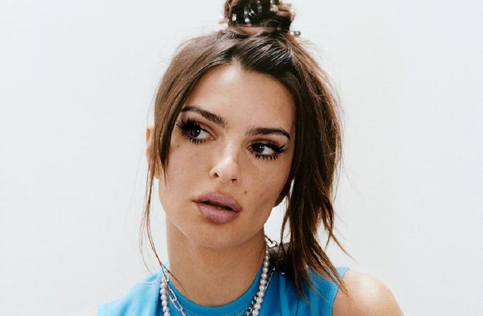 El homenaje ultra sexy de Emily Ratajkowski al Napoli de Diego Maradona