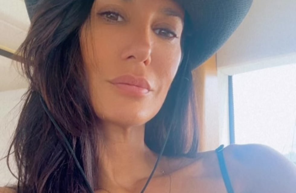 La tendencia de la temporada: Silvina Escudero apostó por un look total white y dio cátedra de estilo