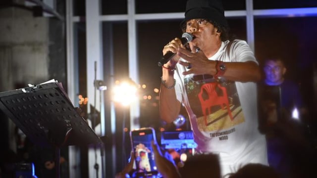 Carlos "Mona" Jiménez, en el show sorpresa que dio en el piso 34 de Capitalinas.