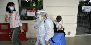 En el Hospital Centenario de Rosario continúan atendiendo en paralelo con la campaña de vacunación contra el coronavirus. (@mauroyasprizza)