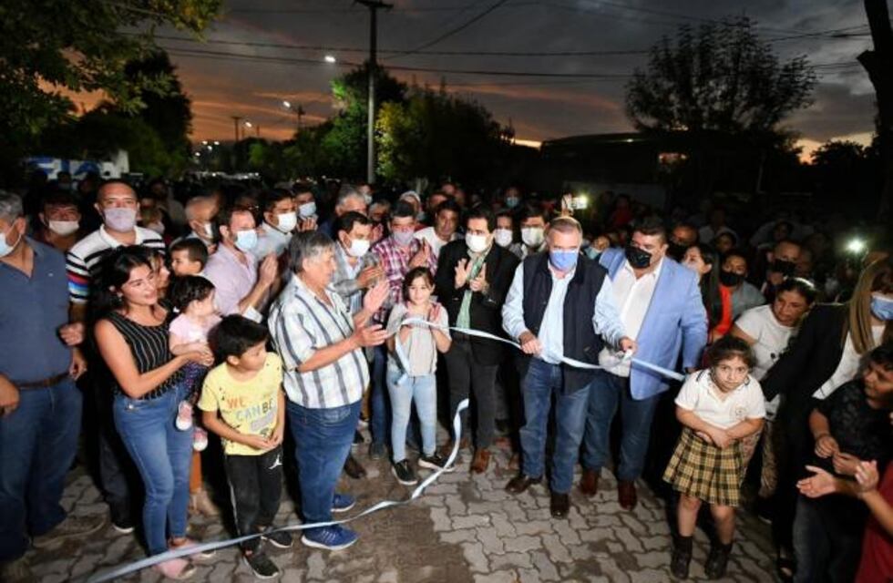 El gobernador visitó Simoca e inauguró obras y entregó vehículos para la policía