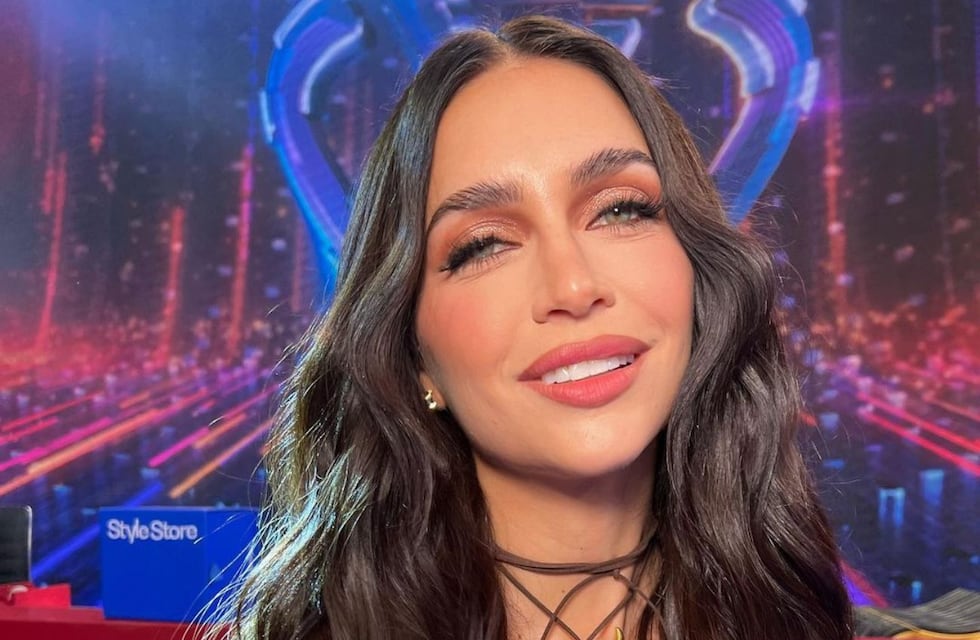 El topless de Zaira Nara para anunciar su cápsula de maquillajes para Navidad