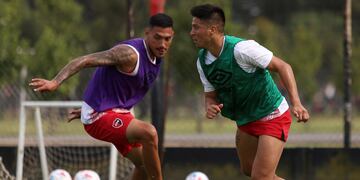 Jonatan Cristaldo eludiendo a Yonathan Cabral en una práctica (@Newell's)