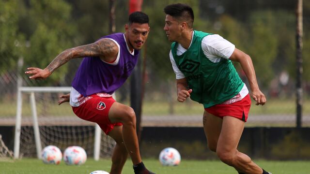 Jonatan Cristaldo eludiendo a Yonathan Cabral en una práctica (@Newell's)