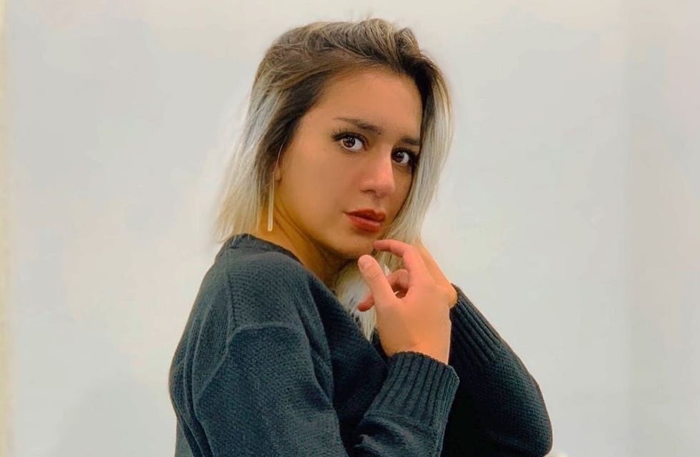 Cande Correa, la exconcejal fit, sorprendió posando desde el suelo, en bikini y sin corpiño