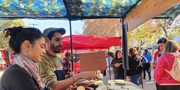 Hay arte, artesanías, plantas, productos rurales, música. Y mucha y variada comida para almorzar.