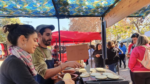Hay arte, artesanías, plantas, productos rurales, música. Y mucha y variada comida para almorzar.