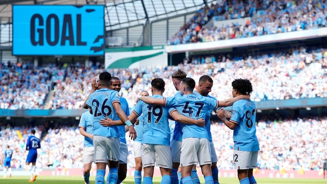 Julián Álvarez celebra su gol ante Chelsea para el Manchester City. (AP).