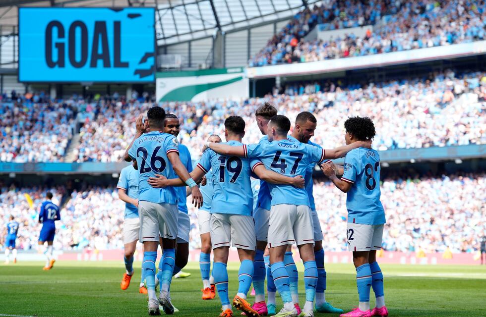 Julián Álvarez le hizo probar fernet a sus compañeros en la celebración del Manchester City
