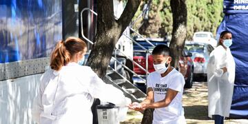 El Ministerio de Desarrollo Social de Santa Fe realizó un operativo integral en el Parque Sunchales de Rosario para promover la prevención del coronavirus. (@minsaludsantafe)