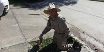Juan Bracamonte es jardinero y fue asaltado por motochoros, en Cofico.