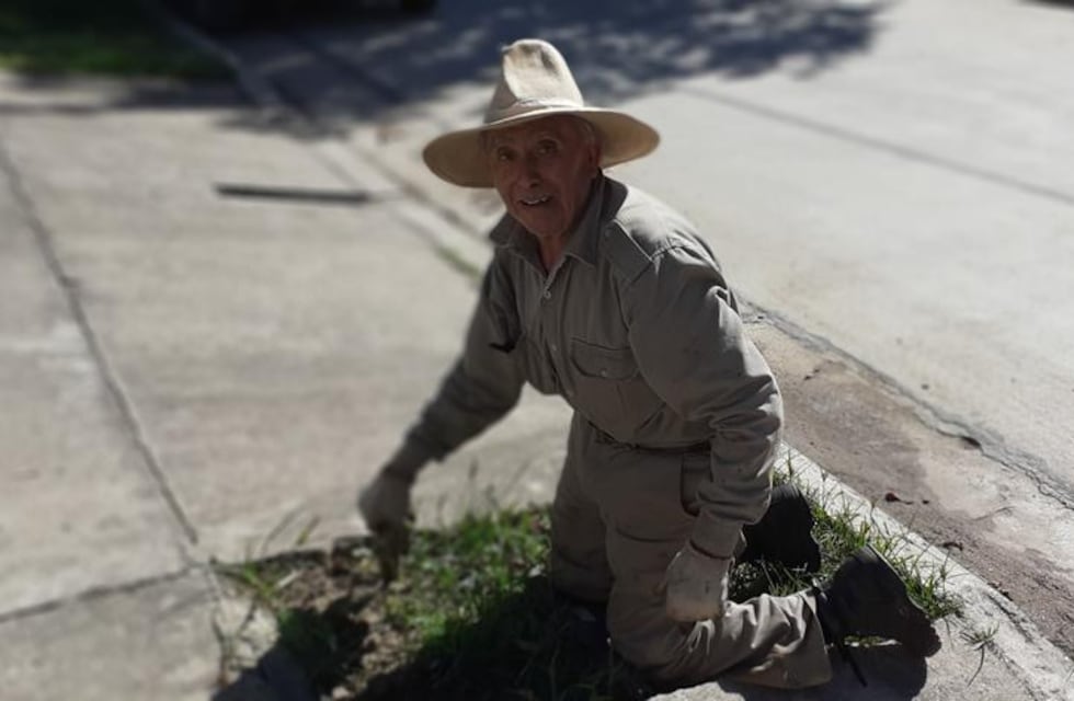Córdoba: le robaron su desmalezadora y recibió una nueva gracias a los vecinos
