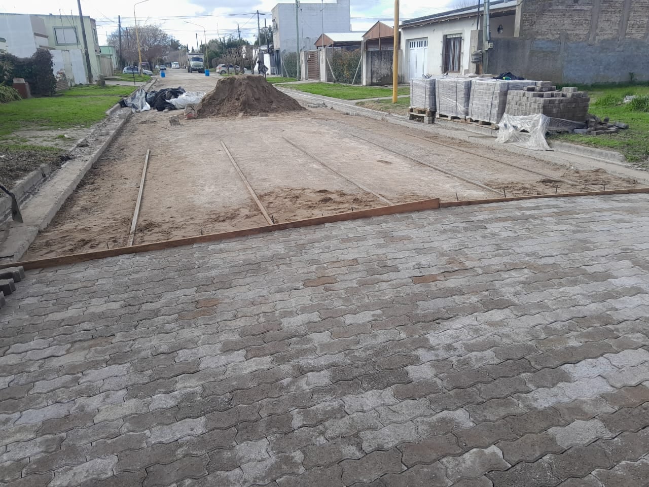 Continúan las tareas de mejora en calles y espacios públicos del distrito de Gonzales Chaves