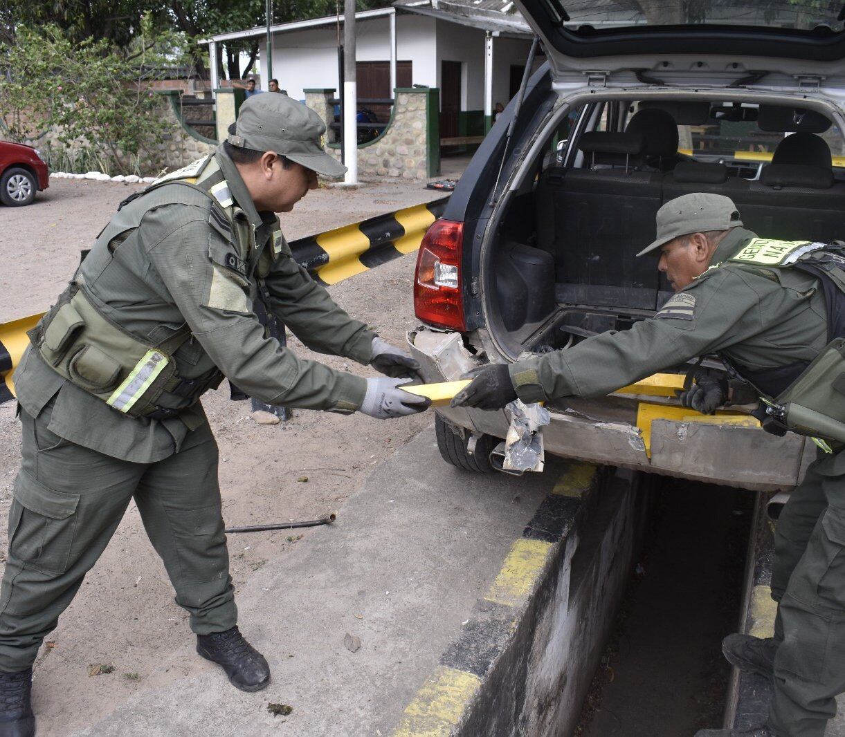 Personal del Escuadrón 60 “San Pedro” de la Gendarmería Nacional Argentina, en plena tarea de extraer el cargamento de cocaína oculto en la carrocería del SUV retenido en Chalicán.