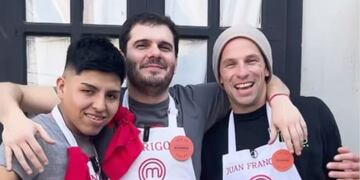Rodrigo, finalista de Masterchef y sus ayudantes de cocina en Los Náufragos.