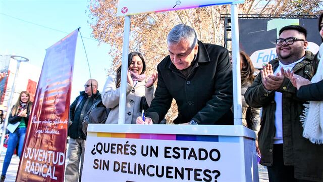 En su visita a la ciudad de Chilecito, Gerardo Morales firmó su apoyo al proyecto "Ficha Limpia" que promueve la prohibición de que personas con problemas con la Justicia sean candidatas a cargos electivos.