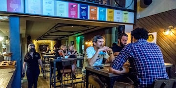 Habilitan a más personas por mesa en bares y restaurantes de Rosario (Municipalidad de Rosario)