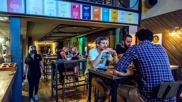 En los locales gastronómicos se había establecido un tope del 70 % del total de personas admitido en la habilitación.