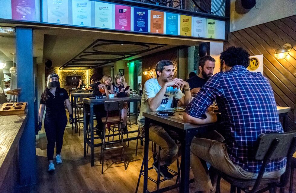 Autorizan a contar con más personas por mesa en locales gastronómicos