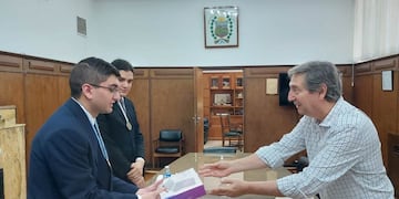 Aarón Martín Revecco Bustos y Lionel Adrián Pavés recibieron un reconocimiento del intendente Emir Félix.
