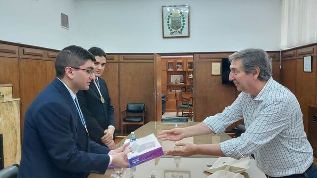 Aarón Martín Revecco Bustos y Lionel Adrián Pavés recibieron un reconocimiento del intendente Emir Félix.