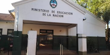 Escuela de Eldorado solicita ayuda tras el robo de inodoros del baño de varones.