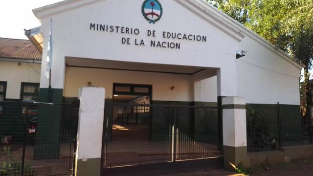 Escuela de Eldorado solicita ayuda tras el robo de inodoros del baño de varones.