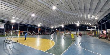 El Club Cementista tiene la cancha de futbol de salón techada y va por el estadio cubierto.