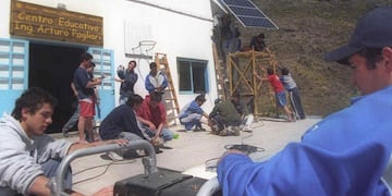 En las Altas Cumbres. Paneles solares en la escuela Arturo Pagliari de Puesto Pedernera. El sistema se instaló hace unos años (La Voz/Archivo).