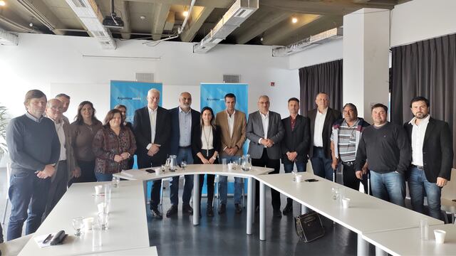 Reunión de presidentes comunales, el senador Alcides Calvo, el diputado Roberto Mirabella con autoridades del ENOHSA