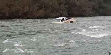 Rescatan a dos vecinos de El Soberbio tras caer con su camioneta en el arroyo Yabotí,