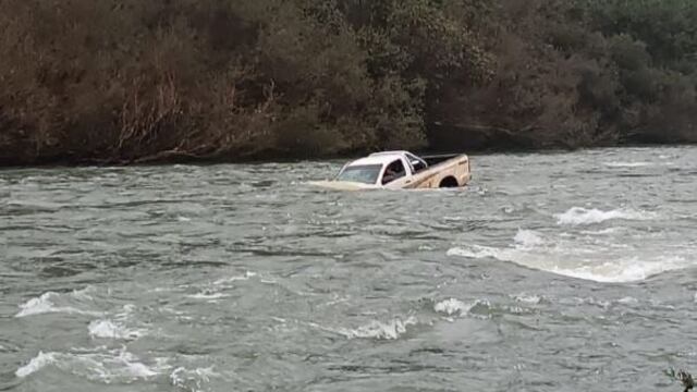 Rescatan a dos vecinos de El Soberbio tras caer con su camioneta en el arroyo Yabotí,
