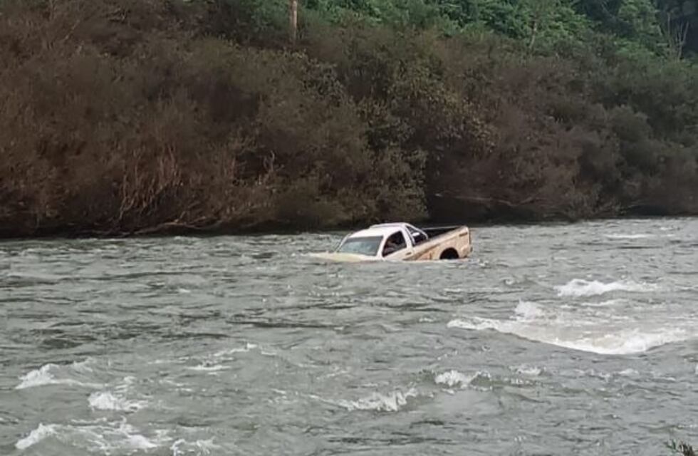 Rescatan a dos vecinos de El Soberbio tras caer con su camioneta en el arroyo Yabotí