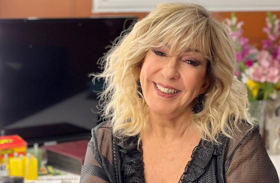 Desde el Caribe y a los 68, Georgina Barbarossa mostró su belleza al natural con una enteriza amarilla