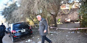 El fiscal Claudio Griffi inspeccionó esta mañana de lunes la casa de barrio Kairos donde ocurrió el brutal ataque el fin de semana.