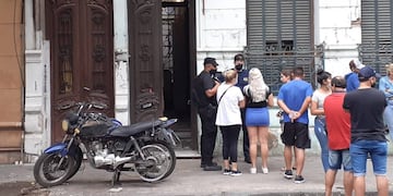 Personal de la Policía de Santa Fe trabajaba en el edificio de 9 de Julio al 500 este martes a la mañana.
