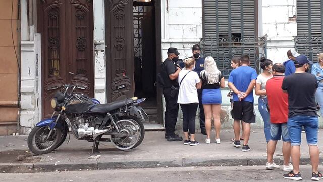 Personal de la Policía de Santa Fe trabajaba en el edificio de 9 de Julio al 500 este martes a la mañana.