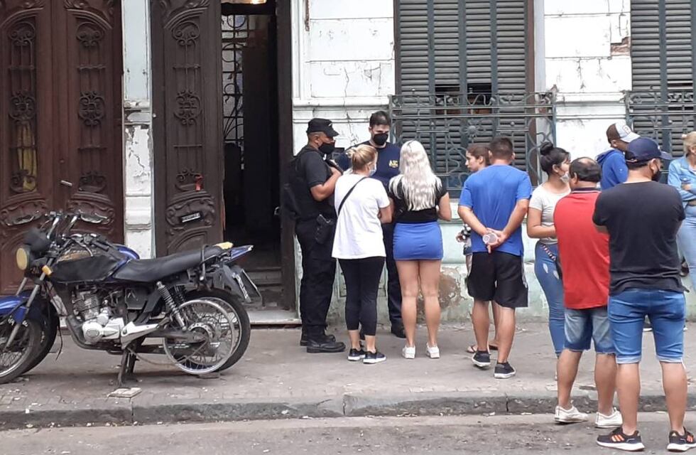 Investigan el presunto femicidio de una joven en una pensión de barrio Martin