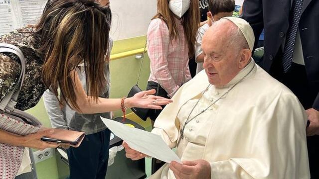 El papa Francisco en la sala de Oncología Infantil de hospital Gemelli (AP).