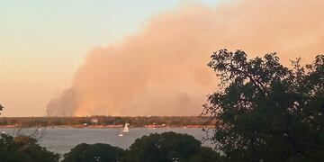 El humo de los incendios en las islas del Delta del río Paraná.