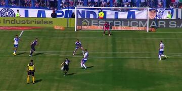 Rodrigo Garro, con la pierna izquierda, metió un golazo al ángulo en la visita de Talleres a Vélez. (Imagen de TV)