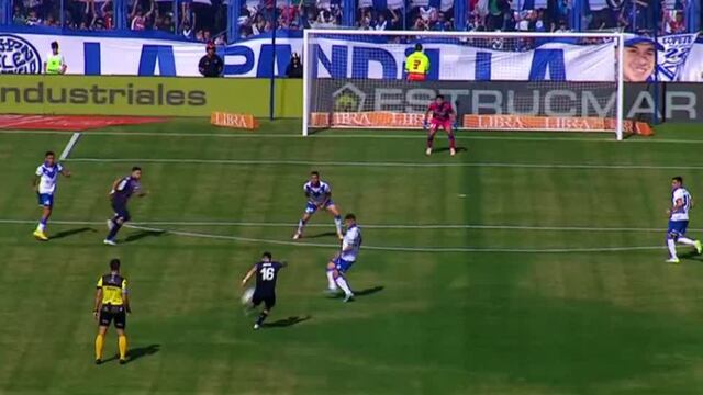 Rodrigo Garro, con la pierna izquierda, metió un golazo al ángulo en la visita de Talleres a Vélez. (Imagen de TV)