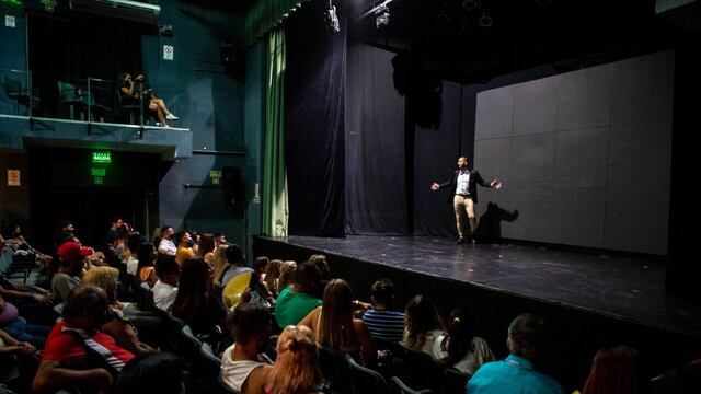 Camilo Nicolás en una función "sin luz" en Carlos Paz. (Foto: prensa).