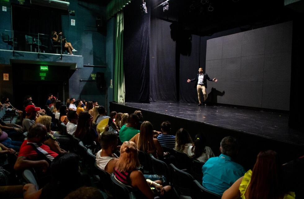 Camilo Nicolás, el humorista que ni un corte de luz lo detiene en Carlos Paz