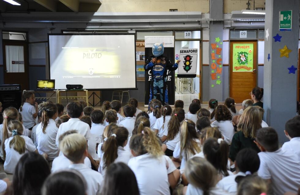 “¿Quién Pierde?”: “Piloto Tango” estuvo en la Escuela De La Plaza